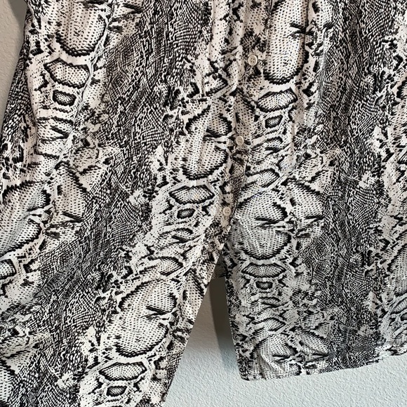 Tribal Sleeveless V-Neck Snakeskin Split Back Top - Picture 7 of 9